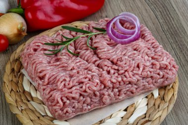 çiğ kıyılmış domuz eti