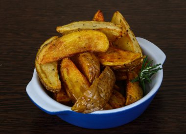 Biberiyeli kızarmış patates.