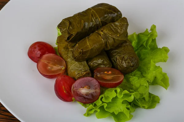 Dolma - malet kött i druva blad — Stockfoto