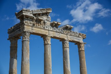 Apollo Tapınağı yan tarafta