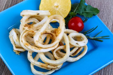 Kızarmış kalamar halkaları