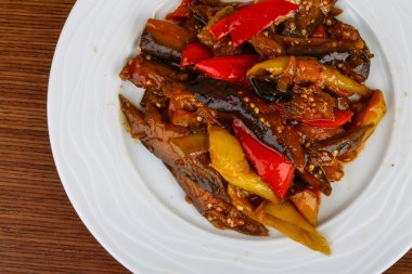 Otlar ile kavrulmuş sebze