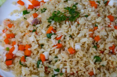 Kızarmış pilav ve deniz ürünleri.