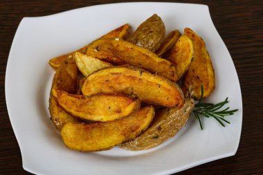 Biberiyeli kızarmış patates.