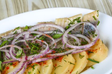 Patates ve soğan ile ringa balığı