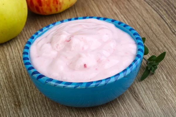 Taze soğuk Srawberry yoğurt — Stok fotoğraf