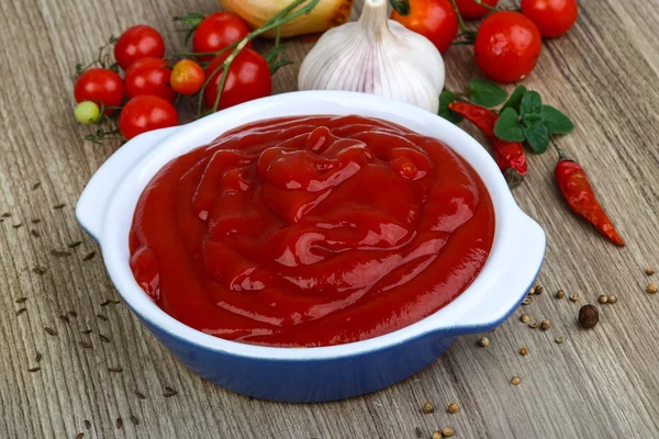 Otlar ile domates ketçap — Stok fotoğraf