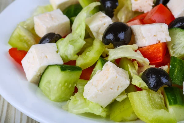 Salade grecque fraîchement préparée — Photo
