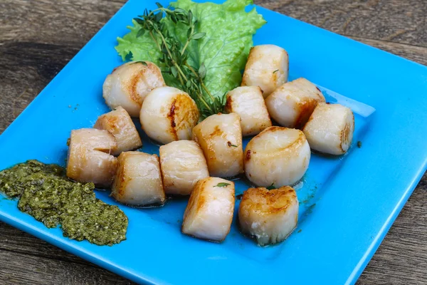 Baked scallops with sauce — Stock Photo, Image