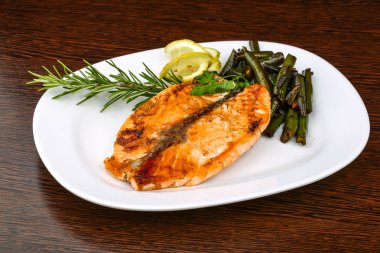 Yeşil fasulye ile ızgara somon