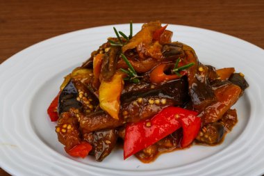 Otlar ile kavrulmuş sebze