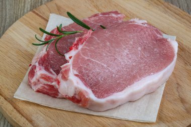 pişmemiş domuz biftek