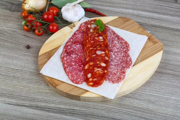 Salame salsicha com salsa — Fotografia de Stock