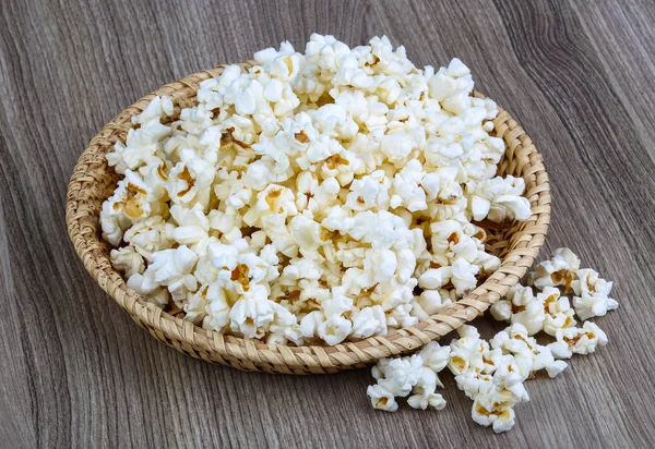 Horké Popcorn v koši — Stock fotografie