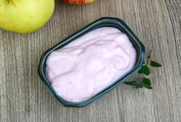 Taze soğuk Srawberry yoğurt — Stok fotoğraf