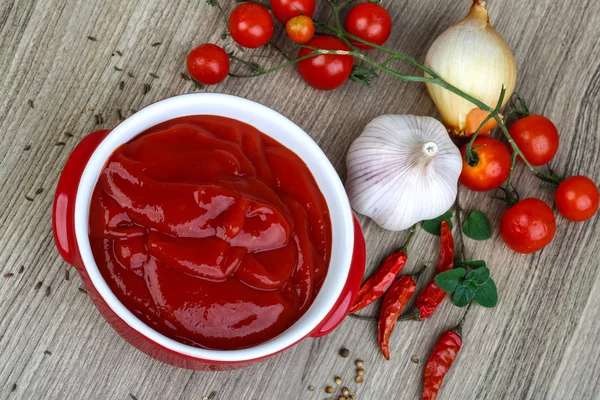 Kečup z rajčat s bylinkami — Stock fotografie