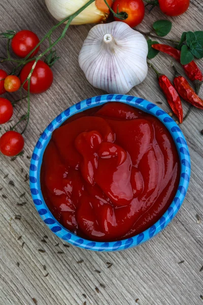 Ketchup de tomate com ervas — Fotografia de Stock