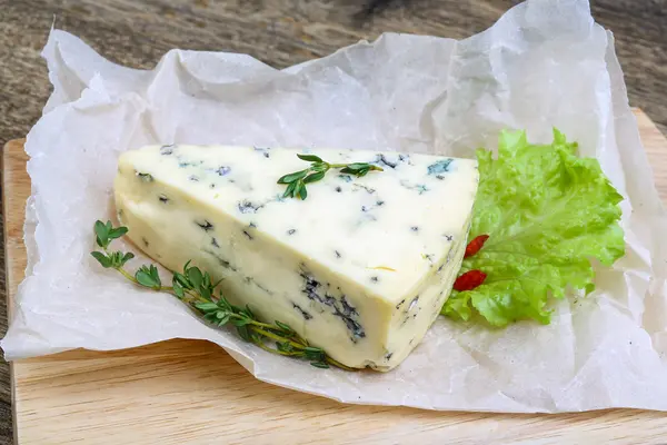 Blue cheese with thyme — Stock Photo, Image