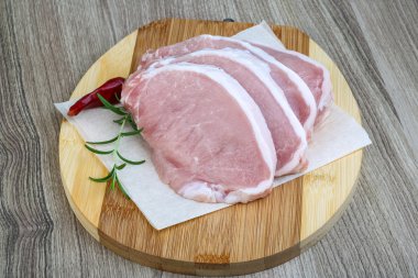 pişmemiş domuz biftek