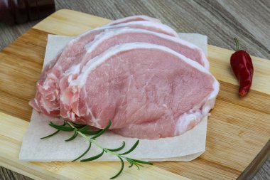 pişmemiş domuz biftek