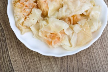 Karides wanton dereotu yaprakları ile