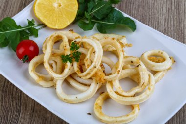 Kızarmış kalamar halkaları