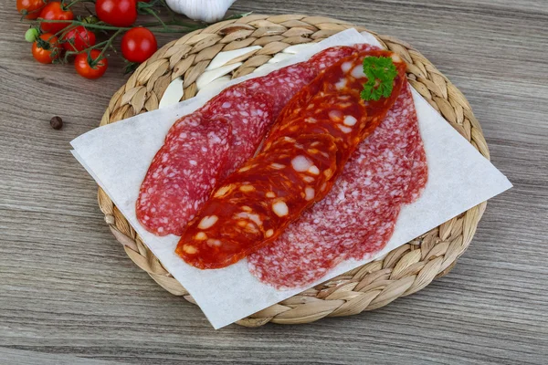 Salami worst met peterselie — Stockfoto