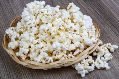 sepet sıcak patlamış mısır