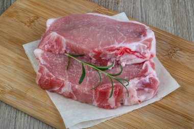 pişmemiş domuz biftek