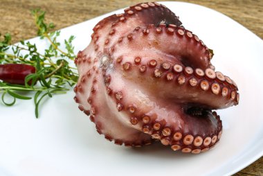 Otlar ile haşlanmış ahtapot