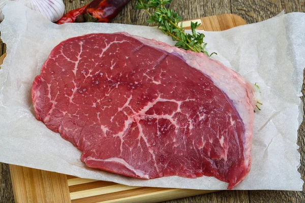 Syrový hovězí steak — Stock fotografie