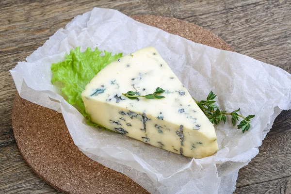 Blue cheese with thyme — Stock Photo, Image