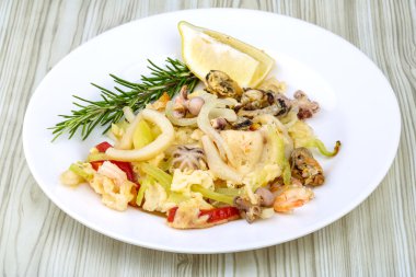 Pişmiş deniz kokteyl