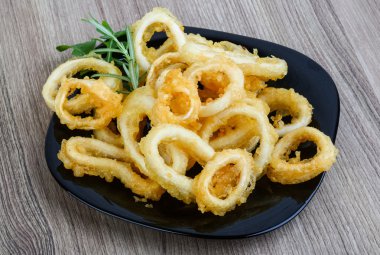 Kızarmış kalamar halkaları