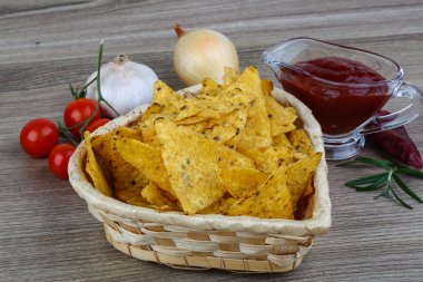 Cips cips domates acılı sos ile