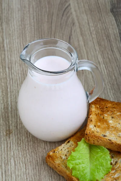 Frühstück mit Joghurt und Toast — Stockfoto