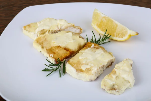 Poleiro assado em creme e queijo — Fotografia de Stock