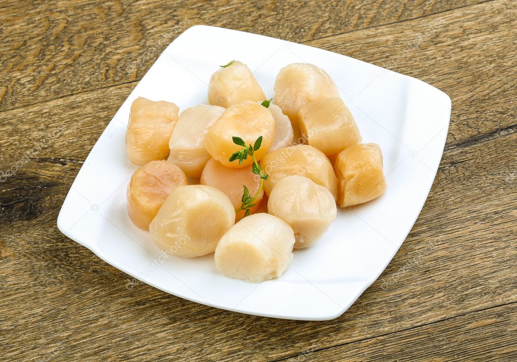 Raw scallops with thyme