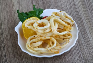 Kızarmış kalamar halkaları