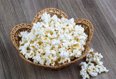 sepet sıcak patlamış mısır