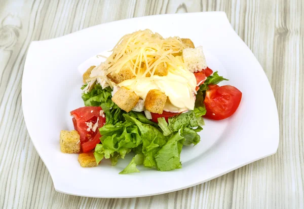 닭고기와 함께 먹는 시저 샐러드 — 스톡 사진
