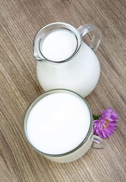 Latte in vetro e brocca — Foto Stock