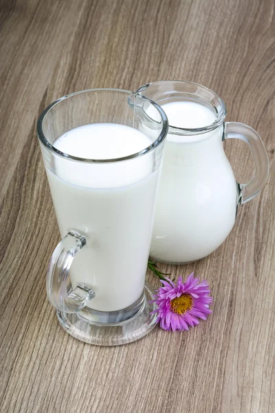 Milch in Glas und Krug — Stockfoto