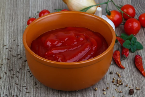 Tomatenketchup mit Kräutern und Gewürzen — Stockfoto