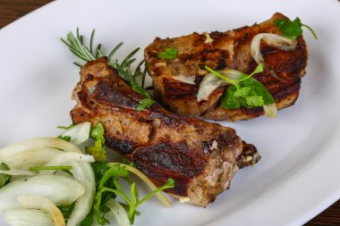 Izgara domuz pirzolası.