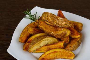 Biberiyeli kızarmış patates.