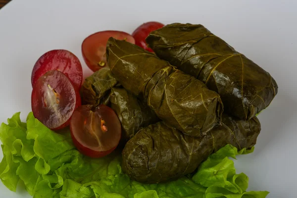Dolma - gehakt vlees in druivenbladeren — Stockfoto