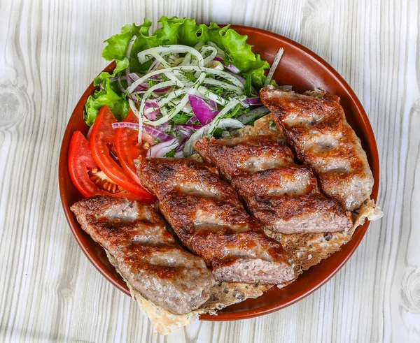 Rundvlees kebab met uienringen — Stockfoto