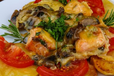 Patates ile kavrulmuş somon