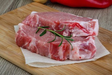 pişmemiş domuz biftek